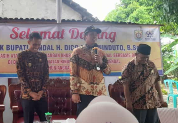 Kunjungan Bapak Bupati H. Dico Ganinduto Ke Desa Mojo Kec Ringinarum Kab Kendal mengenai Dana BKK Dusun untuk Pembangunan Jalan Rabat Beton RT 03 RW 0